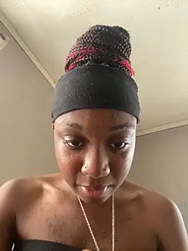 HennessyBaby21 tits and ass show