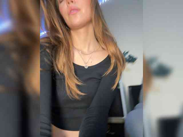 Kyrymi pussy play camshow